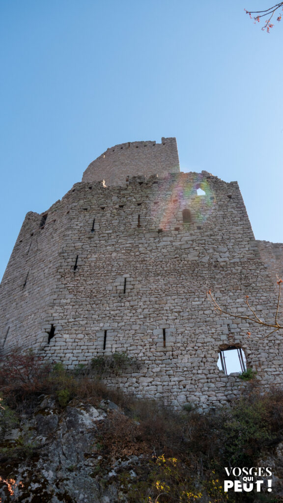 La haute muraille en granite qui enveloppe le donjon du château de l'Ortenbourg